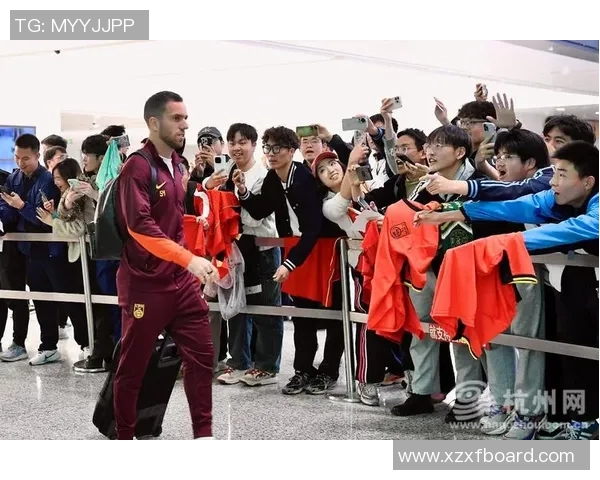 球员赛后感恩粉丝热情接机 机场瞬间变身球迷海洋